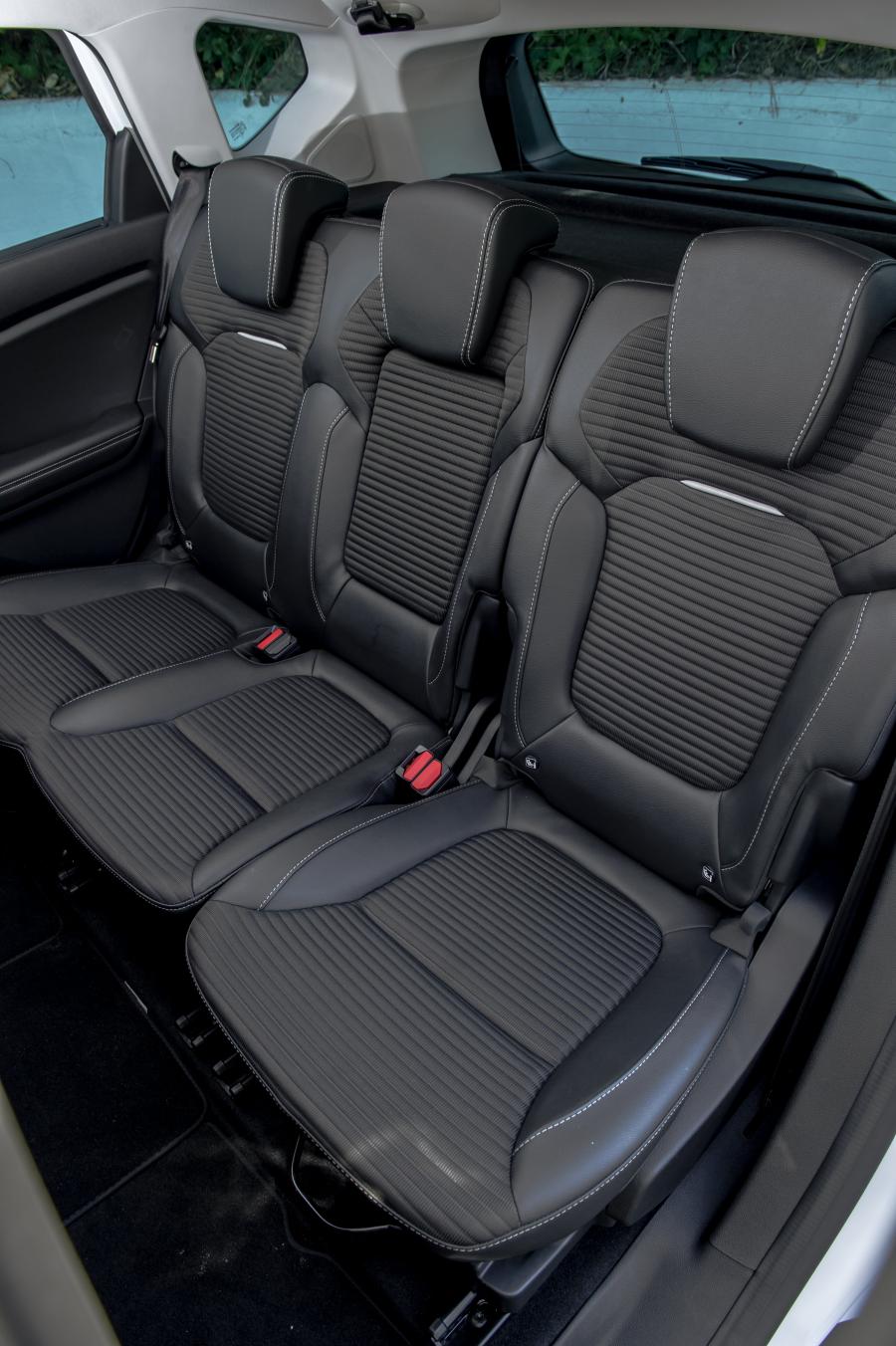 Интерьер Renault Scenic Hybrid Assist 2016 года  (фото 5 из 10)